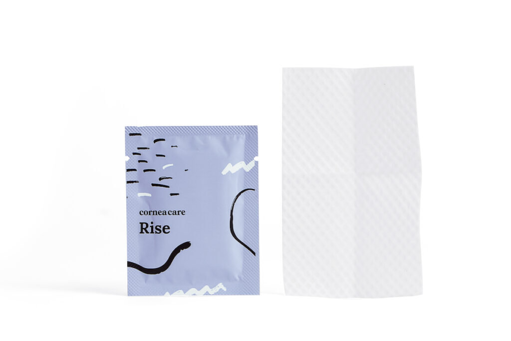 Eyelid wipe with satchet